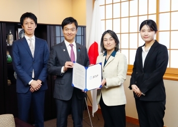 State Minister Miyaji taking a photo with JCLP members