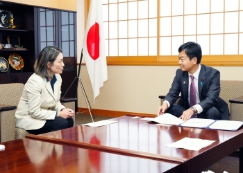 State Minister Miyaji talking with Ms. Miyake
