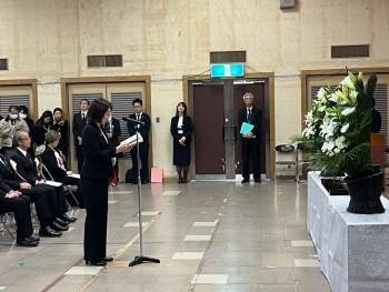 Ms. Ikuina is delivering her speech
