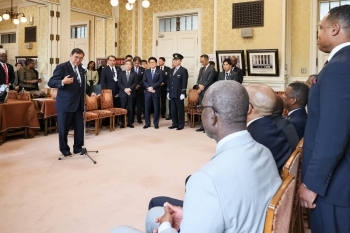 Prime Minister ISHIBA talking to the representatives