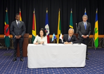 Mr. Ishizuki and Ms. Adachi signing the notes