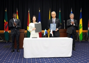 Mr. Ishizuki and Ms. Adachi holding the exchanged notes