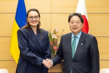 Mr. Hayashi, Chief Cabinet Secretary is shaking hands with Ms. Svyrydenko, First Deputy Prime Minister - Minister of Economy of Ukraine
