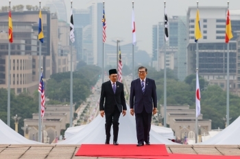Commemorative Photo of Prime Minister ISHIBA and Malaysian Prime Minister Anwar