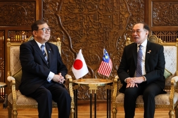 Meeting between Prime Minister ISHIBA and Malaysian Prime Minister Anwar (small-group meeting)