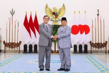 Prime Minister Ishiba shaking hands with President Prabowo