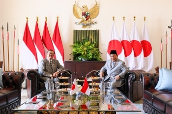 The two leaders sitting in the meeting room