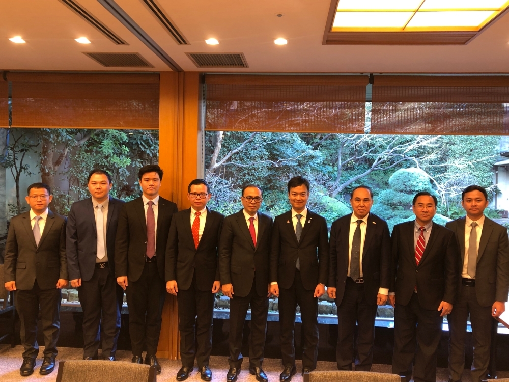 Group photo, Mr. MIYAJI, State Minister for Foreign Affairs of Japan, Mr. Vongsey Vissoth, Deputy Prime Minister and Minister in charge of the Office of the Council of Ministers of the Kingdom of Cambodia and other delegates