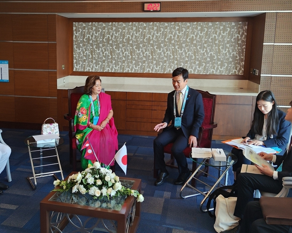 Mr. MIYAJI Takuma, State Minister for Foreign Affairs is talking with Dr. Arzu Rana Deuba, Minister of Foreign Affairs of Nepal