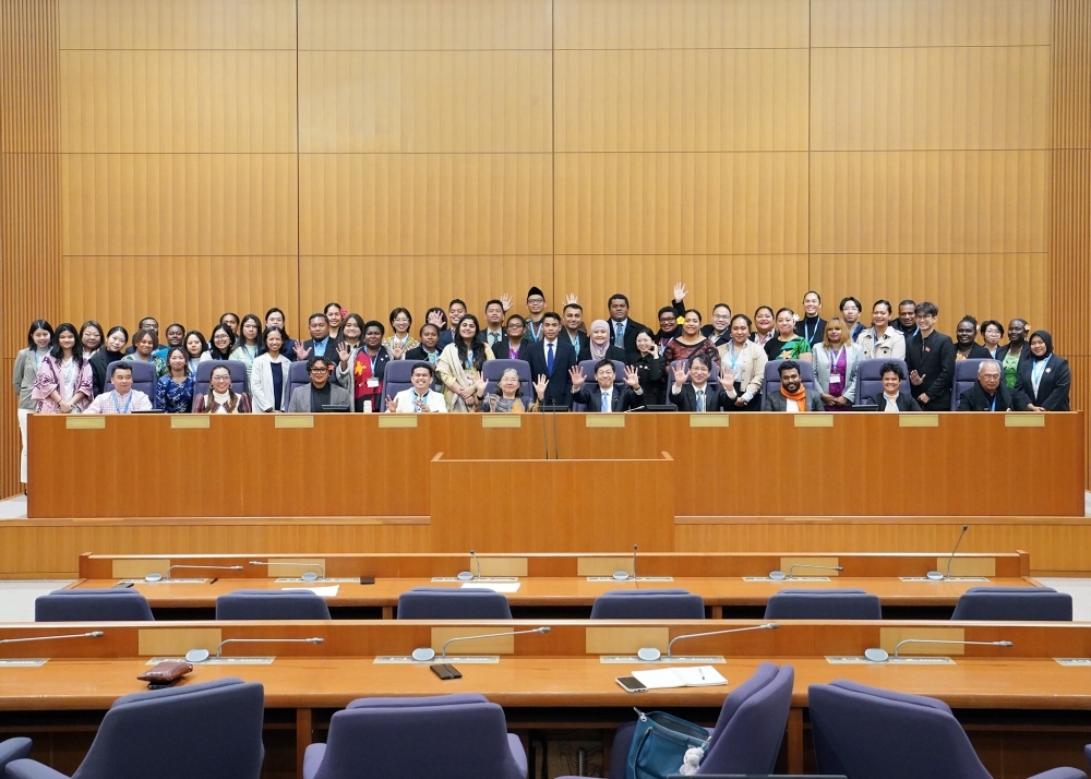 A commemorative photo with Parliamentary Vice-Minister Matsumoto and the trainees of the UNITAR training program