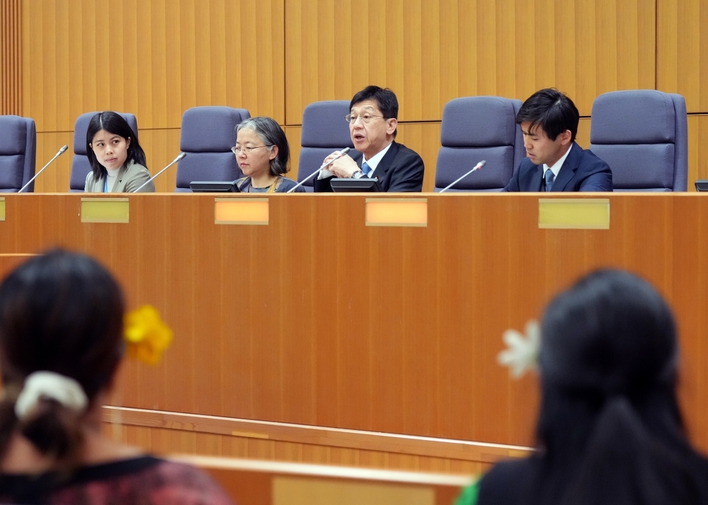 Parliamentary Vice-Minister Matsumoto greeting the trainees of the UNITAR training program