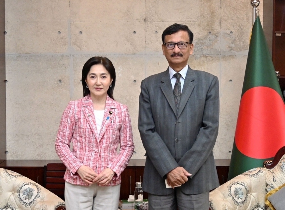 a commemorative photo of Ms. IKUINA and Mr. Hossain
