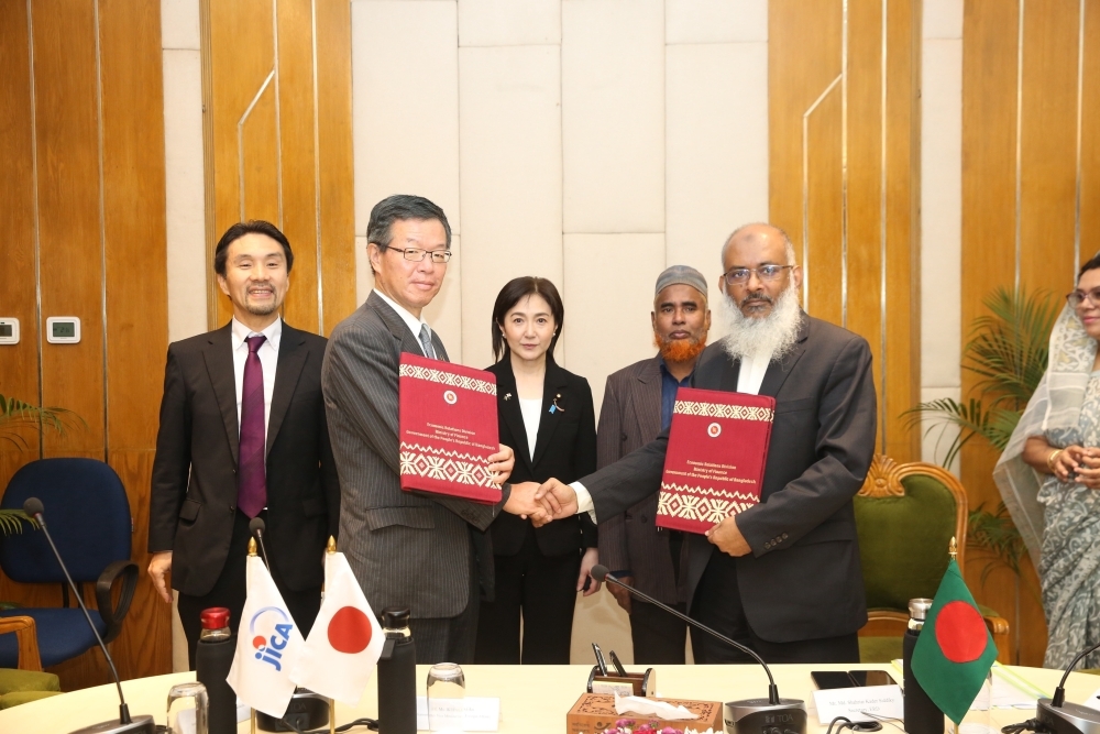 Ms. IKUINA witnessed the signing ceremony where signing and exchanging Notes on the Japanese Grant aid