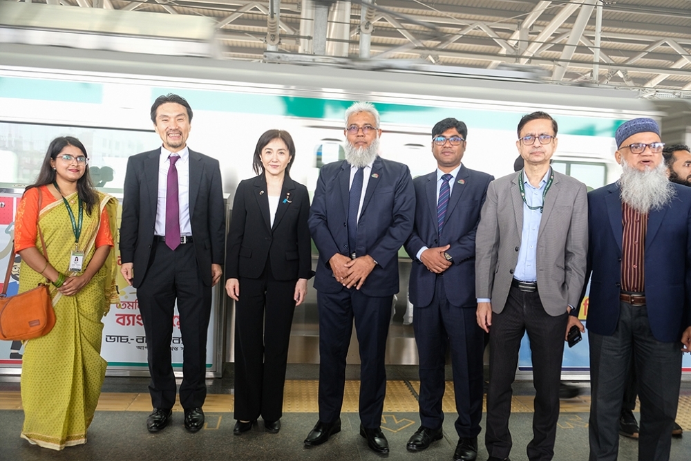 Ms. IKUINA poses for a commemorative photo with related parties