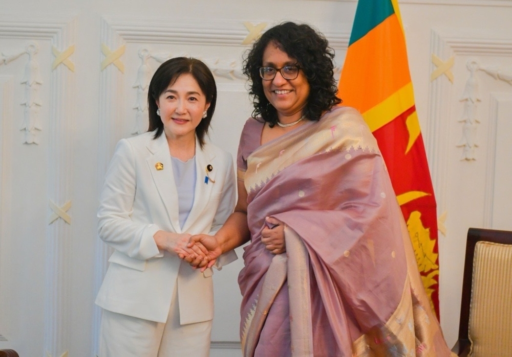 Parliamentary Vice-Minister for Foreign Affairs IKUINA shaking hands with Prime Minister of Sri Lanka