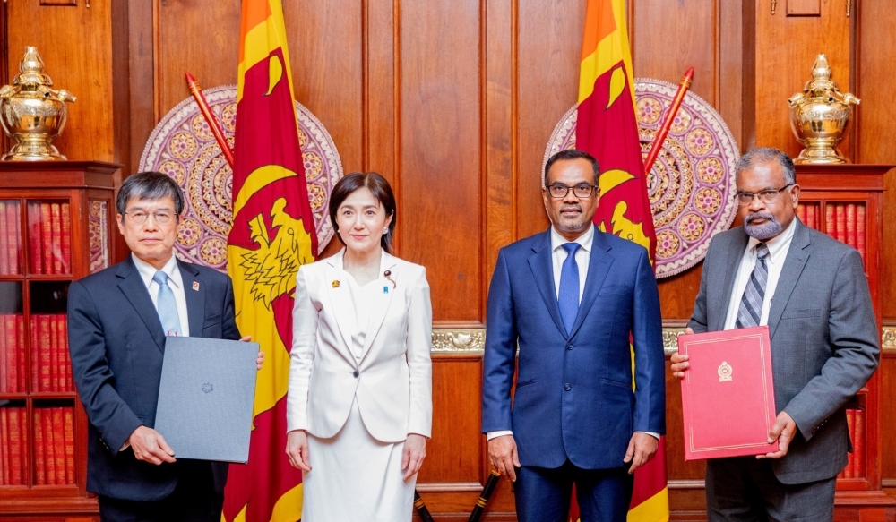 a commemorative photo of Ms. IKUINA and related parties