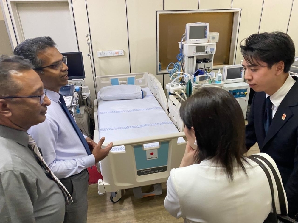 Ms. IKUINA also visited Sri Jayawardenapura General Hospital