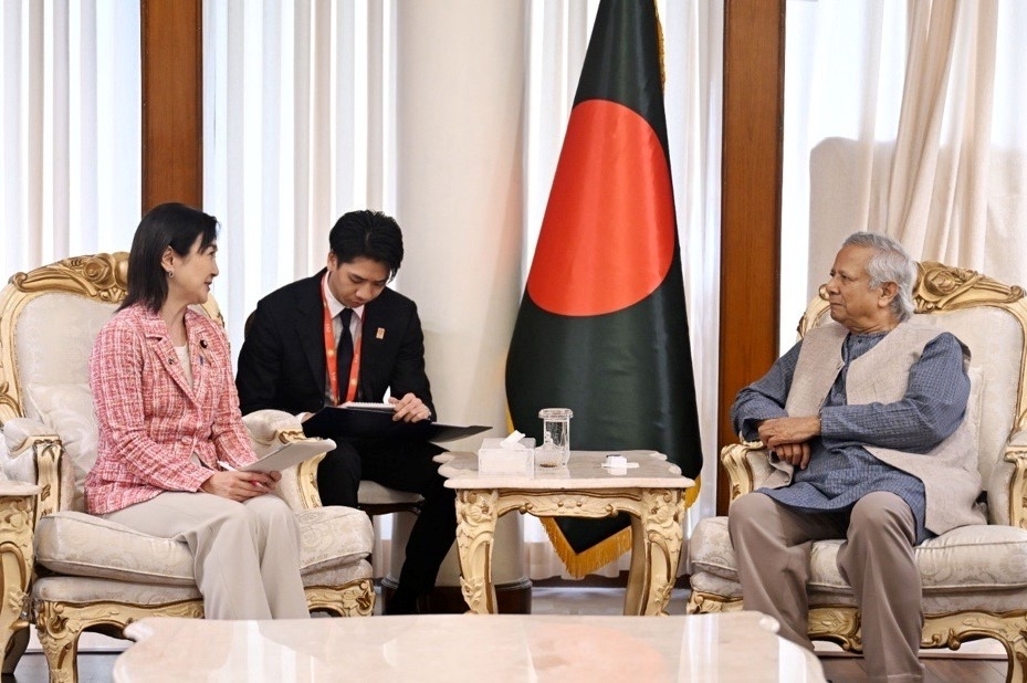 Vice-Minister for Foreign Affairs IKUINA talking with Dr. Yunus, Chief Advisor