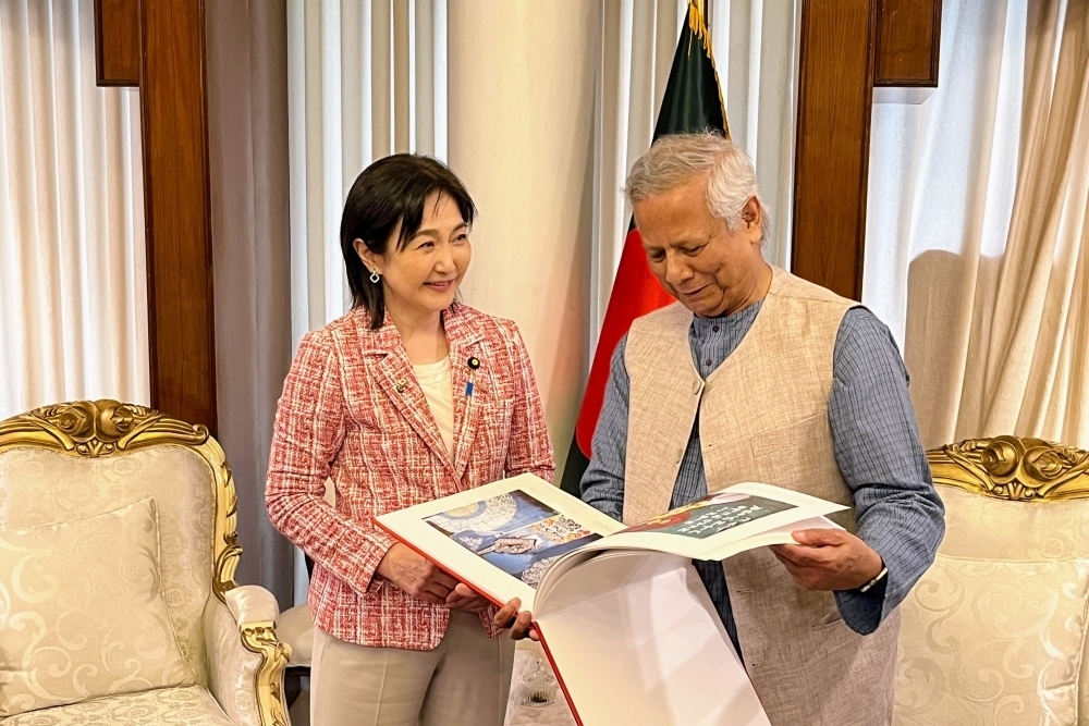 Vice-Minister for Foreign Affairs IKUINA and Dr. Yunus, Chief Advisor chatting with each other