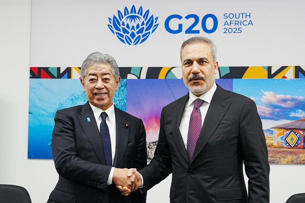 Foreign Minister Iwaya shaking hands with Foreign Minister Hakan FİDA
