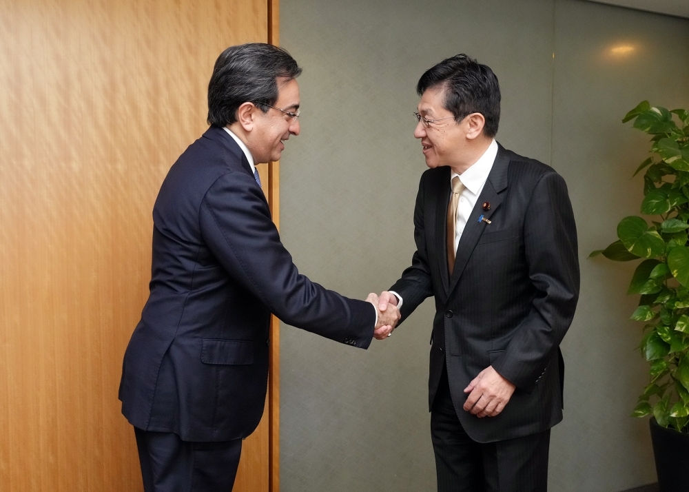 Parliamentary Vice Minister Matsumoto and Ambassador Ismayilzada shaking hands