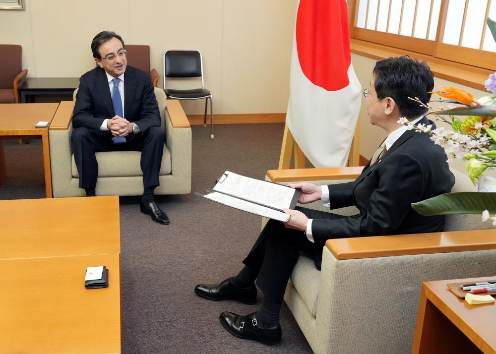 Parliamentary Vice Minister Matsumoto talking with Ambassador Ismayilzada