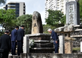 Prime Minister Abe offers a moment of silence at Makiki Japanese Cemetery