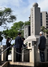 Prime Minister Abe lays flowers at the Makiki Japanese Cemetery