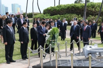 Prime Minister Abe at the Ehime Maru Cenotaph