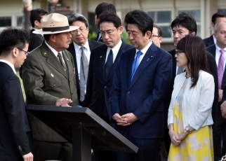 Prime Minister Abe receives an explanation about the monument to former Japanese Imperial Navy Lieutenant Colonel Fusata Iida