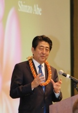 At a dinner party with Japanese Americans Prime Minister Abe giving a greeting