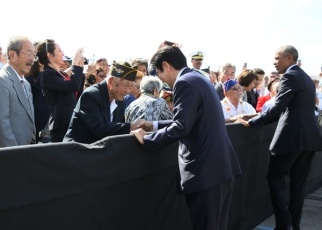 Prime Minister Abe exchanging words with attendees