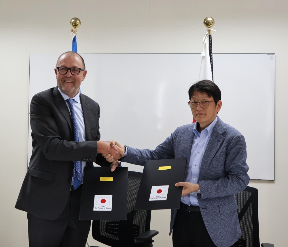 Ambassador Higuchi of Japan to Solomon Islands and UNICEF Pacific Island Country Office Representative Veitch signed and exchanged notes