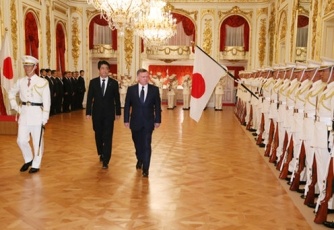Prime Minister Abe walking with King Abdullah in the State Guest House