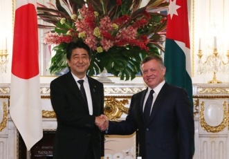 Prime Minister Abe shaking hands with King Abdullah