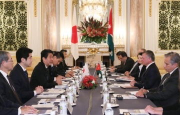 Prime Minister Abe disscusing with attendees