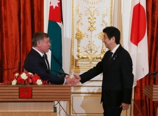 Prime Minister Abe shaking hands with King Abdullah