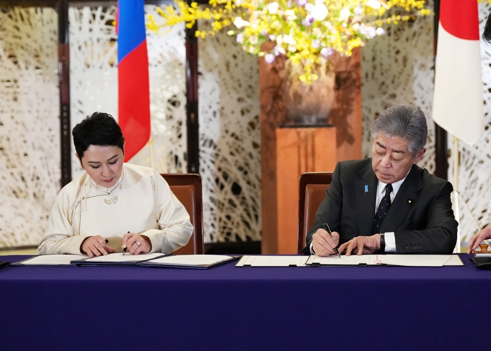 The two Ministers signing the Notes