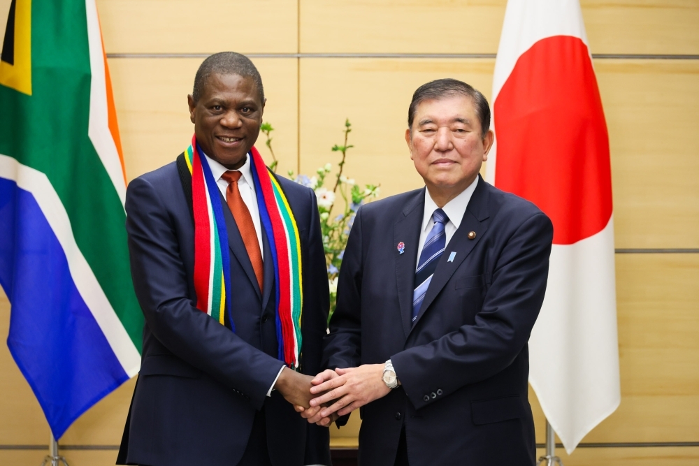 Prime Minister Ishiba shaking hands with Deputy President Mashatile of South Africa