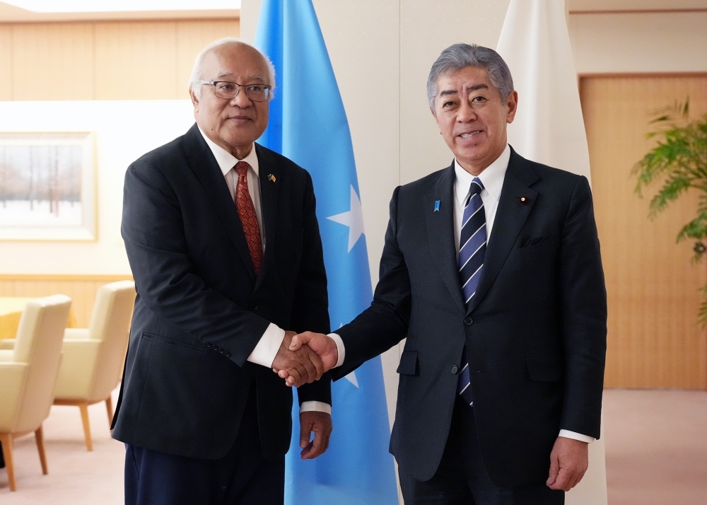 Mr. Iwaya, Minister for Foreign Affairs is shaking hands with Hon. Lorin S. Robert, Secretary of the Department of Foreign Affairs of the Federated States of Micronesia