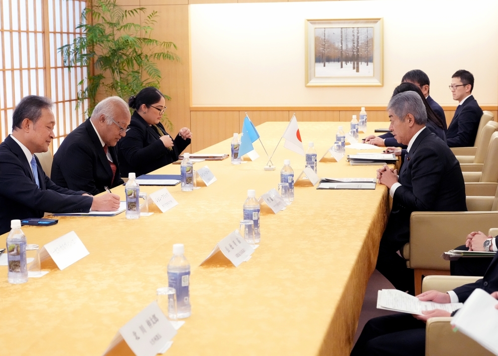 Mr. Iwaya, Minister for Foreign Affairs is talking with Hon. Lorin S. Robert, Secretary of the Department of Foreign Affairs of the Federated States of Micronesia