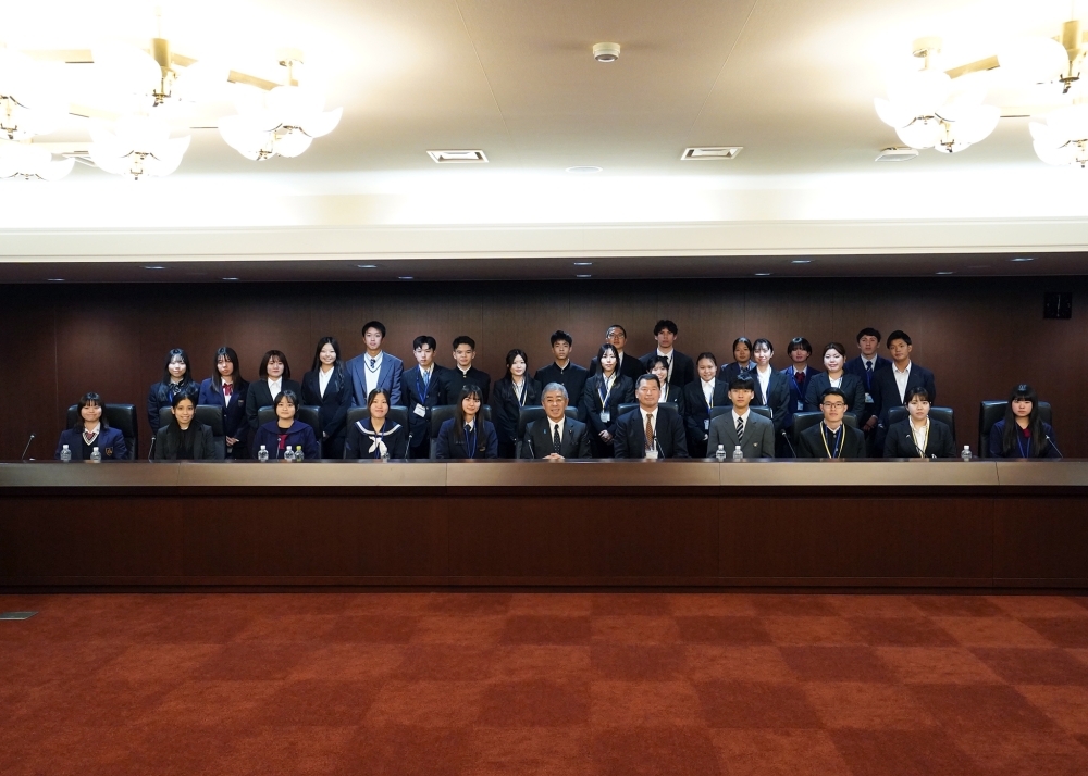 Group photo of Foreign Minister Iwaya and Participating Students