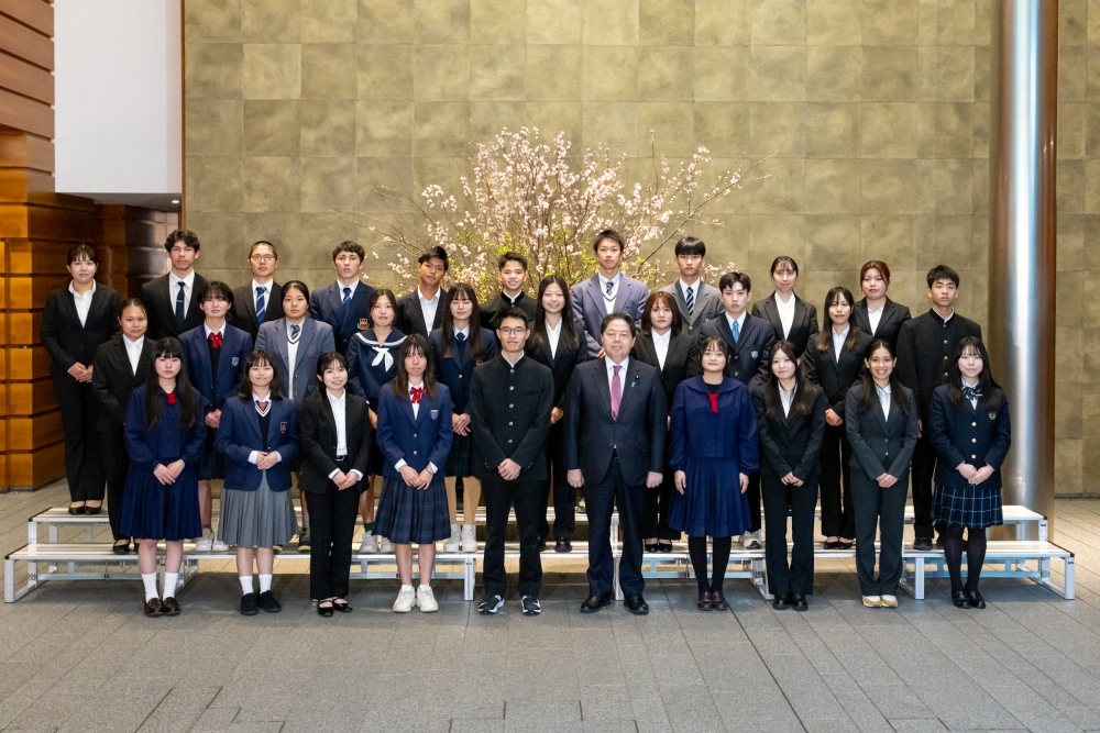 Group photo of Chief Cabinet Secretary Hayashi and Participating Students
