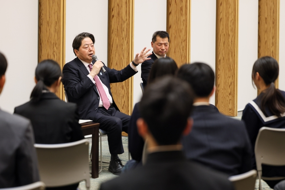 Discussion between Chief Cabinet Secretary Hayashi and the Participating Students