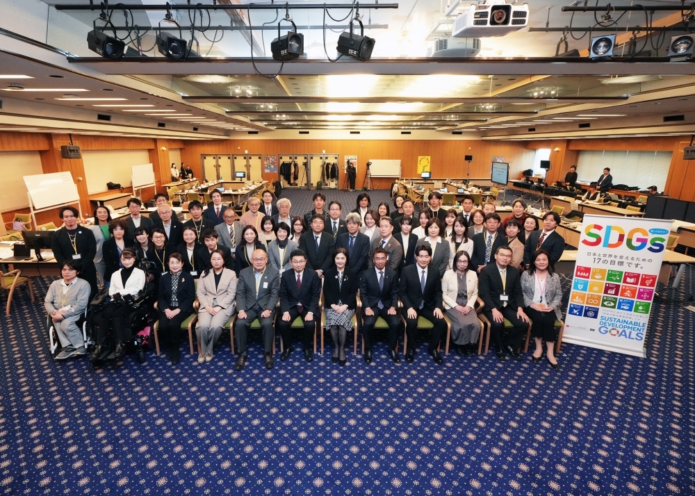 (Commemorative photo) Parliamentary Vice-Minister IKUINA and participants of the Stakeholder meeting