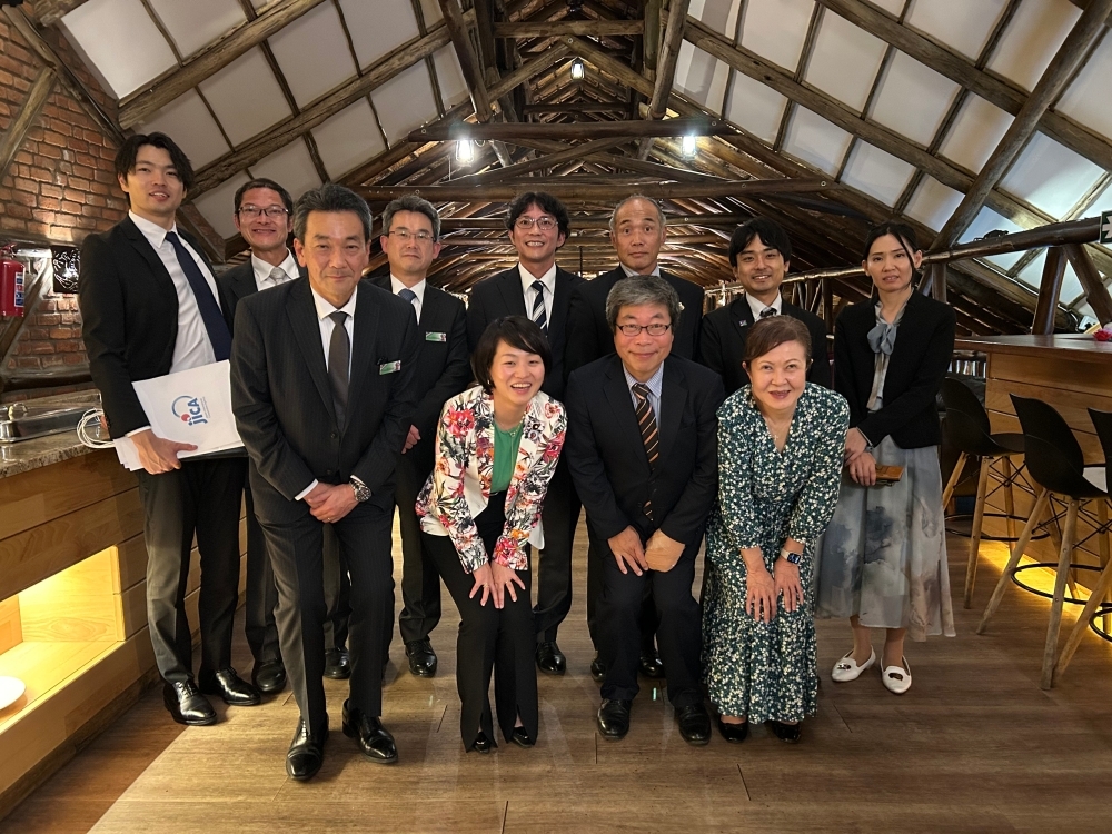 (Commemorative Photo) Ambassador SUZUKI, JICA staff and JOCVs