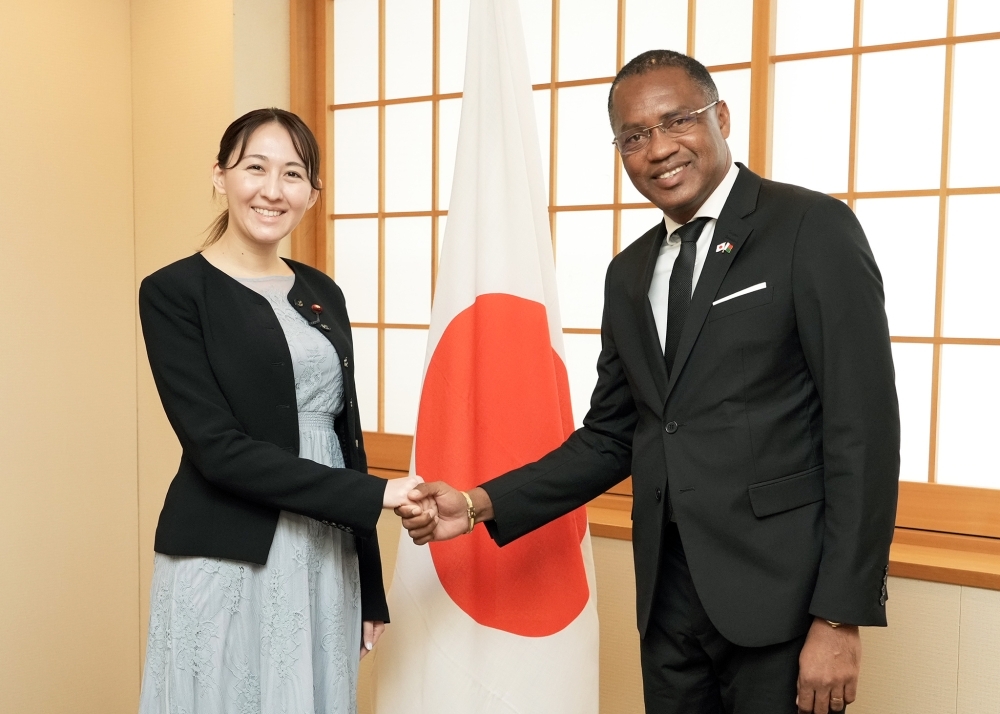 Parliamentary Vice-Minister ERI shaking hands with Mr. FANOHIZA, General Secretary of the President's Office, Madagascar