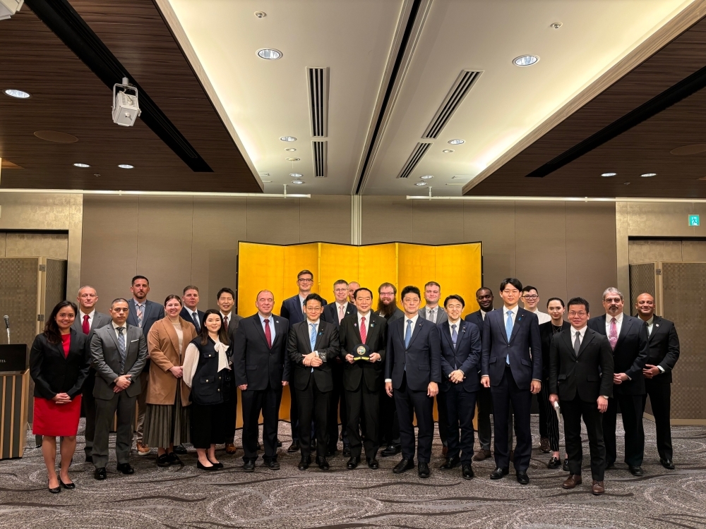 Group photo of Mr. FUJII and Diet members