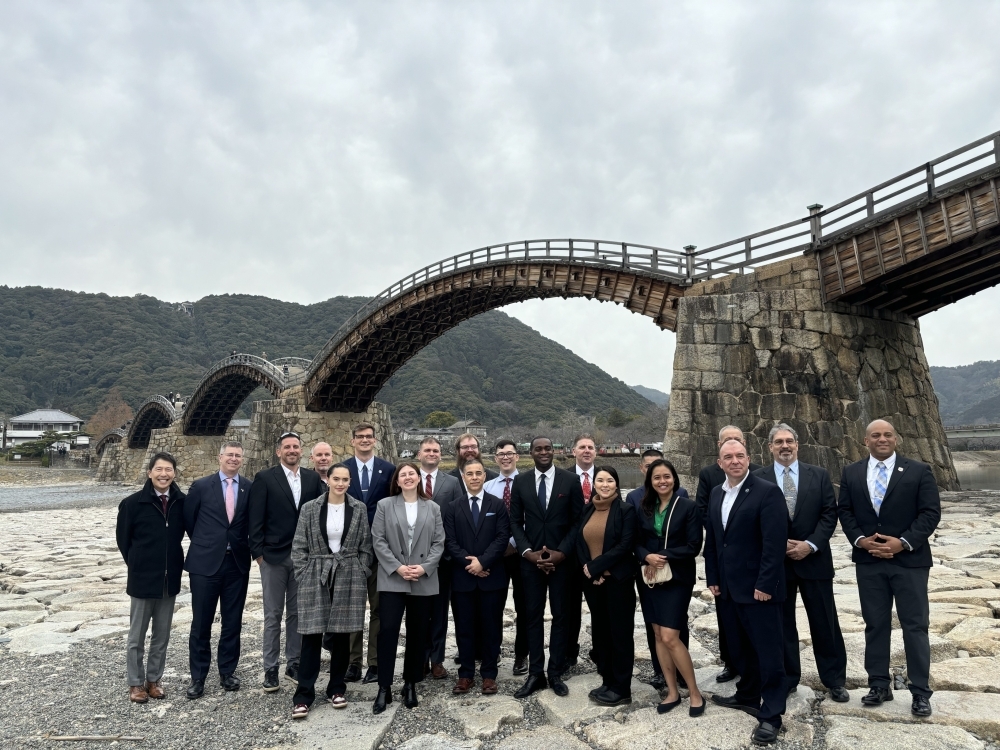 Grop photo at Kintaikyo Bridge