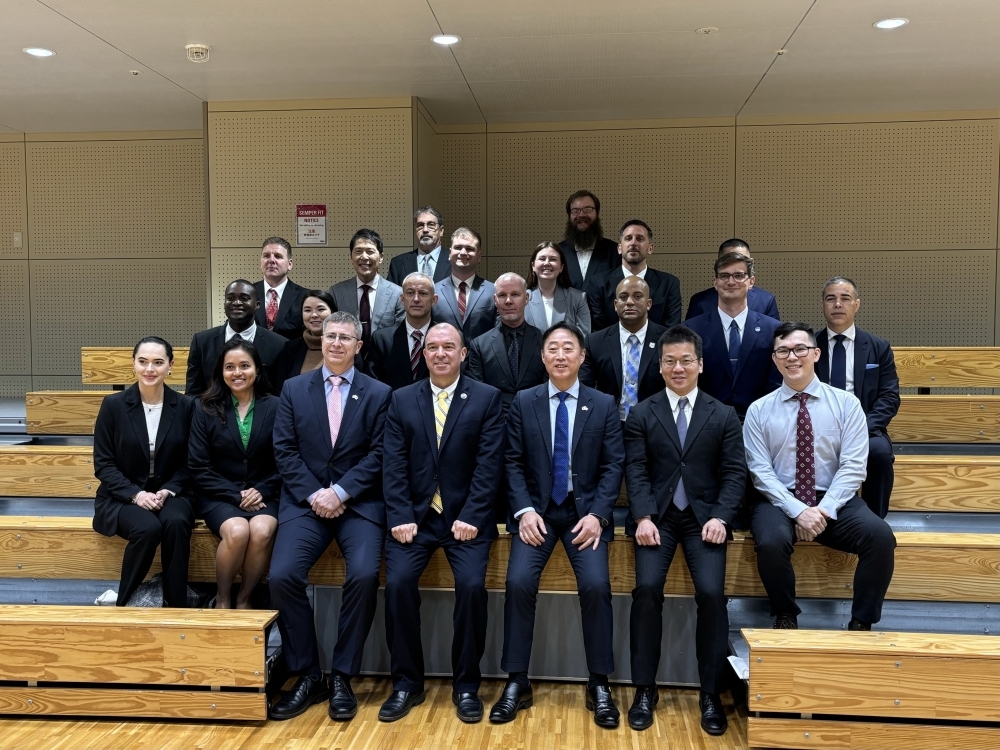 Group photo of Mayor Fukuda and relations